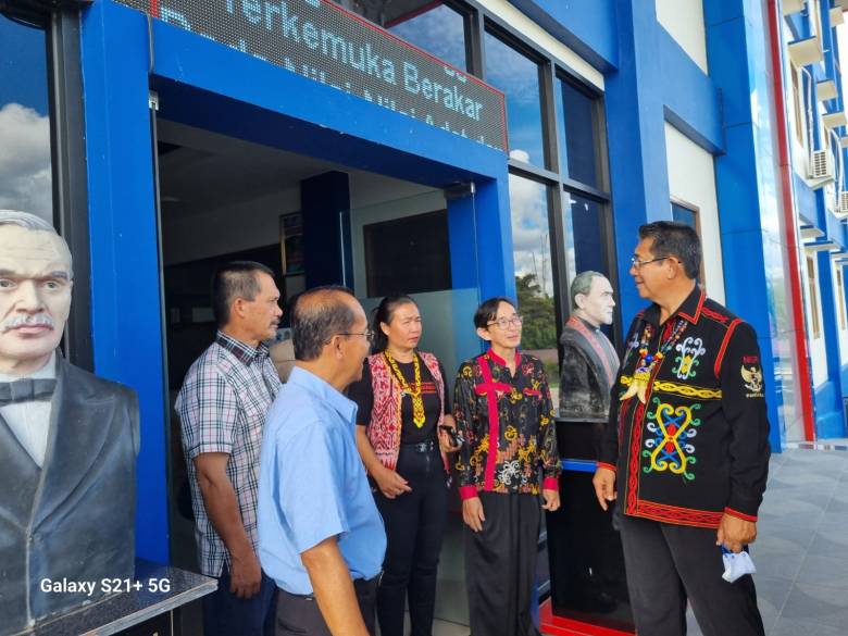 Yansen TP pada Kongres Internasional I di Sekadau: Literasi Jalan Kebangkitan Kembali Peradaban Dayak